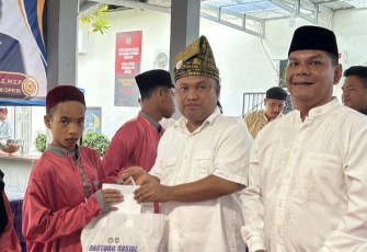 Sugiat Santoso memberikan paket sembako di lapas Ruku, Sabtu (28/2)