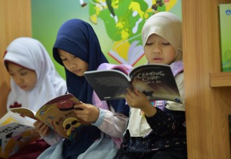 Ilustrasi siswa membaca buku pembelajaran 