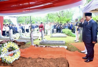 Presiden Prabowo Subianto saat Pimpin Upacara Pemakaman Try Sutrisno, Wakil Presiden ke-6 Republik Indonesia di Taman Makam Pahlawan Nasional Utama (TMPNU) Kalibata, Jakarta, pada Senin (02/03/2026).