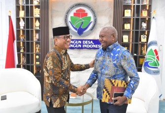 Mendes PDT Yandri Susanto bersama Gubernur Papua Barat Dominggus Mandacan di Jakarta, Rabu (4/3)