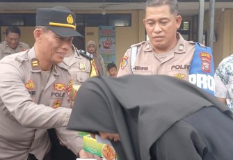 Waka Polsek Perbaungan IPTU M Ginting saat memberikan santunan anak yatim, Rabu (4/3)