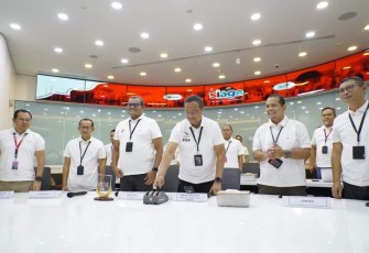 TelkomGroup menggelar Kick-Off Posko TelkomGroup SIAGA RAFI 2026 di Command Center Telkom Integrated Operation Center (TIOC) Jakarta yang dihadiri oleh Direktur Network Telkom Nanang Hendarno (ketiga dari kanan).