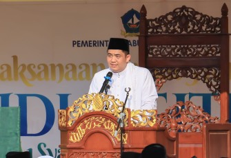 Bupati Bintan, Roby Kurniawan, bertindak sebagai khatib, sementara shalat dipimpin Ustadz Mazlab sebagai imam dan Adimas sebagai bilal, Sabtu (21/03/2026).