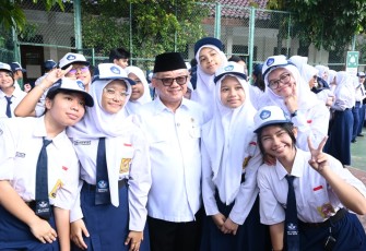 Mendikdasmen Abdul Mu'ti bersama pelajar SMPN 2 Depok, Senin (30/3)