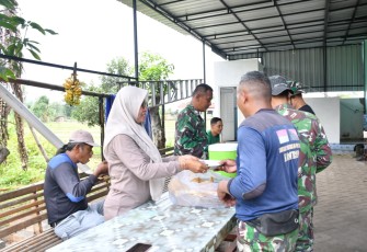 Peran serta kaum ibu dukung pembangunan jembatan perintis garuda 