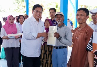Wamen Viva Yoga menyerahkan SHM transmigran di Kabupaten Gorontalo, Rabu (8/4)