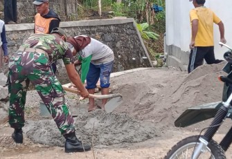 Gotong royong perbaiki jalan rusak 
