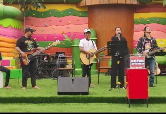 Antusias wisatawan saat pentas di live music, Minggu (12/4)