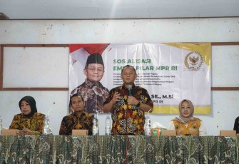 Anggota DPR RI Fraksi Golkar Sarmuji Saat Berikan Materi pada Acara Sosialisasi Empat Pilar Kebangsaan di Kecamatan Bakung, Kabupaten Blitar, Jumat (1/5/2026). (Foto : Klikwarta.com)