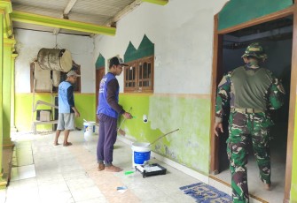 Bsrsihkan mushola di lokasi TMMD