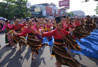 Ratusan siswa dari berbagai sekolah dan sanggar tari tampil memeriahkan Hari Tari Sedunia dalam Pentas Seni dan Budaya di area Car Free Day Karanganyar, Minggu (3/5/2026)