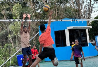 Yonarmed 12 Kostrad dan RRI Atambua Bersinergi dalam Atmosfer Sportif dan Solid
