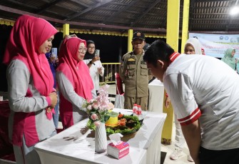 Bupati Roby Puji Kreasi Tumpeng Melestarikan Budaya Emak-emak Kuala Sempang
