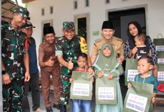 Bjpagi Trenggalek saat foto bersama usai menyerahkan sembako