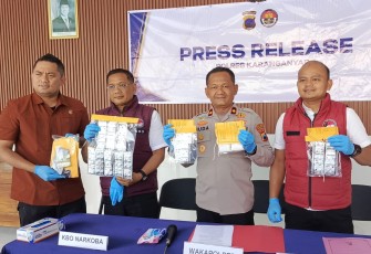Petugas menunjukkan barang bukti sabu dan ribuan butir obat keras saat konferensi pers di Aula Jananuraga Polres Karanganyar, Rabu (13/5/2026), sebagai hasil operasi pemberantasan narkoba selama sepuluh hari terakhir
