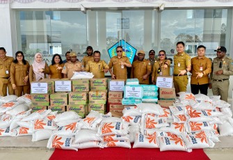 Kementerian Dalam Negeri (Kemendagri) menyerahkan bantuan sosial bagi masyarakat yang terdampak konflik sosial di Wamena, Kabupaten Jayawijaya, Papua Pegunungan
