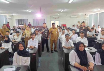 Wali Kota Tanjungpinang Lis Darmansyah yang langsung hadir menyaksikan seleksi calon karyawan Indomaret 