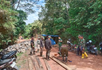 Dandim 0315/Tanjungpinang Terus Pastikan Pembangunan Jembatan Armco di Toapaya Selatan Berjalan Lancar