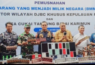 Bea Cukai dan Aparat Gabungan Musnahkan Ribuan Barang Selundupan di Karimun