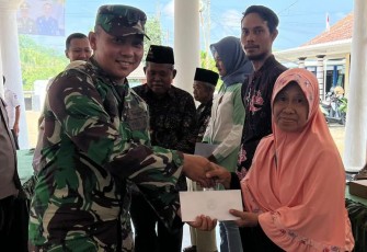 Pelda Arianto menyerahkan santunan