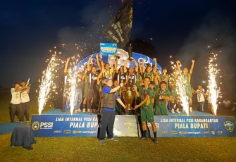 Sandung Riwut FC menyabet posisi Juara 1 sekaligus memboyong trofi utama Piala Bupati musim kompetisi Liga Internal PSSI Karanganyar 2026