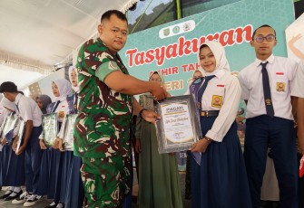 Babinsa Koramil Panggul Hadiri Tasyakuran Akhir Tahun SMPN 2 Panggul, Motivasi Siswa Lanjutkan Pendidikan
