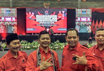 Ketua DPC PDI Perjuangan Blora Andita Nugrahanto ( kedua dari kiri) dalam acara Musancab di GOR Mustika Blora,  Jumat (22/5/2026)