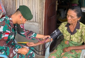 Yonarmed 12 Kostrad Peduli Kesehatan Warga, Pos Auren Gelar Yankes Keliling di Dusun Manehat