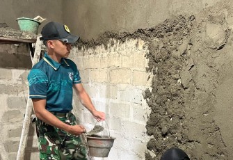 Yonarmed 12 Kostrad Wujudkan Kepedulian, Pos Fatuha Bantu Bangun Rumah Warga di Perbatasan