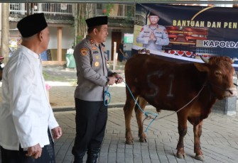 Kapolres Jombang Serahkan Sapi Kurban dari Kapolda Jatim untuk Dua Ponpes