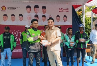 Gerindra Surabaya Bagikan Ribuan Paket Daging untuk Warga dan Ojol