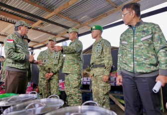 Wapang TNI Dampingi Menhan RI Tinjau Yonif TP 808/Mbaham Matta di Papua Barat