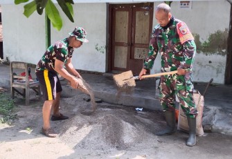 Bantu rehab rumah warga desa binaan