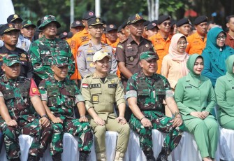 Bupati Trenggalek, Mochamad Nur Arifin, saat menghadiri Upacara penutupan TMMD ke128 tahun 2026, di Alon - Alon Trenggalek, Kamis (21/5/2026)