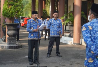 Sekretaris Daerah Kabupaten Trenggalek, Edy Soepriyanto, saat memimpin Upacara memperingati Harkitnas ke-118 di lingkup Setda Kabupaten Trenggalek