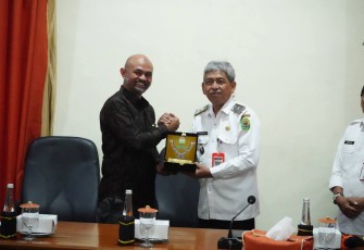 Sekretaris Daerah Kabupaten Trenggalek, saat menerima cindera mata dari Pemprov Aceh, di Gedung Bawarasa, Kabupaten Trenggalek, Rabu (13/5/2026)