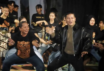 Bupati Trenggalek, Mochamad Nur Arifin, saat menonton pagelaran seni bertajuk Trenggalek Menari #5 Kelakar Akar, di Amphiteater Hutan Kota, Sabtu malam (16/5/2026)