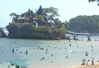 Pantai Balekambang Dipadati Wisatawan