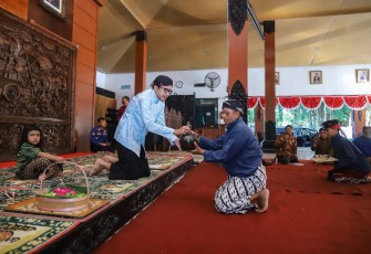 Wakil Bupati Trenggalek, Syah Muhamad Natanegara, saat menerima Kirab Kerbau Nyadran Dam Bagong, serta menyerahkan kelengkapan penyembelihan Kerbau, Kamis (7/5/2026)
