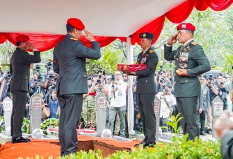 Panglima Kostrad Letnan Jenderal TNI Mohammad Fadjar, M.P.ICT., menghadiri upacara pemakaman mantan Menteri Pertahanan Republik Indonesia, almarhum Jenderal TNI (Purn.) Ryamizard Ryacudu