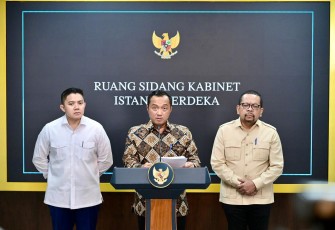 Menteri Sekretaris Negara Prasetyo Hadi, dengan didampingi Sekretaris Kabinet Teddy Indra Wijaya dan Kepala Badan Komunikasi Pemerintah (Bakom) RI Muhammad Qodari