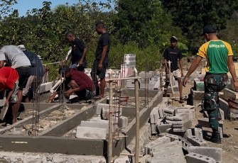 Yonarmed 12 Kostrad Gelar Karya Bakti Pemugaran TPU Bersama Warga Perbatasan