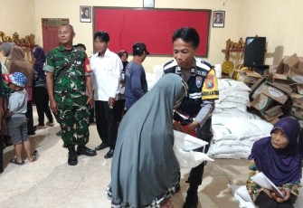 Babinsa Koramil 0801/11 Donorojo Kawal Penyaluran Cadangan Pangan Pemerintah