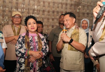 Menteri Dalam Negeri (Mendagri) Muhammad Tito Karnavian bersama Menteri Perumahan dan Kawasan Permukiman (PKP) Maruarar Sirait meninjau langsung penerima program Bantuan Stimulan Perumahan Swadaya (BSPS) atau bedah rumah di Kabupaten Bantul, Daerah Istimewa Yogyakarta, Kamis (4/6/2026)