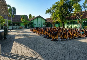 Tanamkan Disiplin dan Cinta Tanah Air, Koramil Pilangkenceng Bekali Siswa MTSN 7 Madiun dengan PBB dan Wawasan Kebangsaan