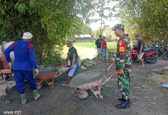 Semangat Kebersamaan di Klorogan, Babinsa dan Warga Bergotong Royong Bangun Akses Jalan Desa