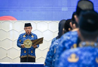 Menteri Pendidikan Dasar dan Menengah (Mendikdasmen), Abdul Mu’ti, melantik Pegawai Negeri Sipil (PNS) dan Pejabat Fungsional di lingkungan Kementerian Pendidikan Dasar dan Menengah (Kemendikdasmen) di Plaza Insan Berprestasi, Jakarta, Senin (8/6)