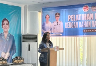 Ketua Dekranasda Kota Bitung, Ny. Ellen Honandar Sondakh saat memberikan sambutannya