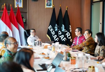 Menteri Ekonomi Kreatif, Teuku Riefky Harsya, menerima audiensi dari Bursa Efek Indonesia (BEI) di Kantor Kementerian Ekraf, Jakarta, Selasa (9/6/2026)