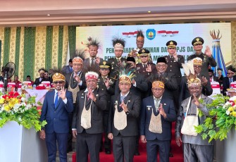 Kasdam XVIII/Kasuari, Brigjen TNI Dian Hardiana, S.I.P., bersama Wakil Ketua Persit KCK Daerah XVIII/Kasuari Ny. Lilis Dian Hardiana menghadiri Upacara memperingati Hari Ulang Tahun ke-23 Kab. Teluk Bintuni di Gelanggang Argosigemerai SP 5, Distrik Bintuni Timur
